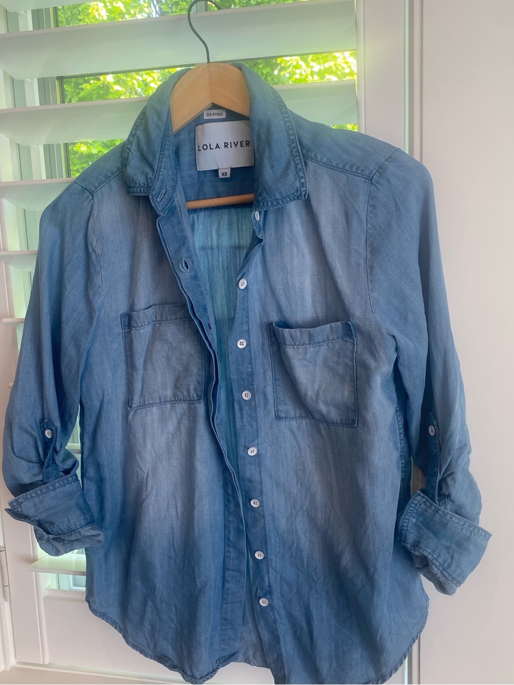 Lola River Women's Light Blue Denim Button-Down Shirt 100% Tencel